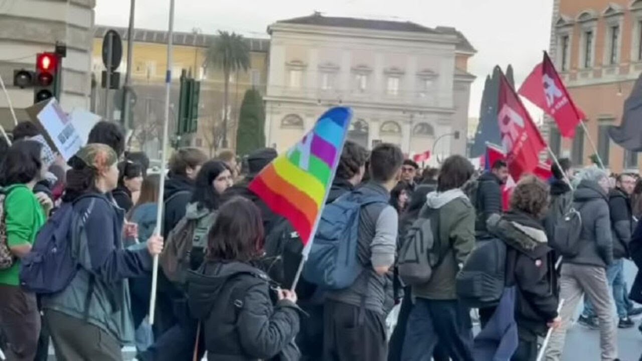 Il corteo dei centri sociali contro referendum, guerra e Governo a Roma