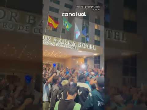 "TORCIDA DO RACING FAZ FESTA NO RIO PARA RECEBER O TIME ANTES DE ENFRENTAR O FLAMENGO" Barra: La Guardia Imperial &bull; Club: Racing Club