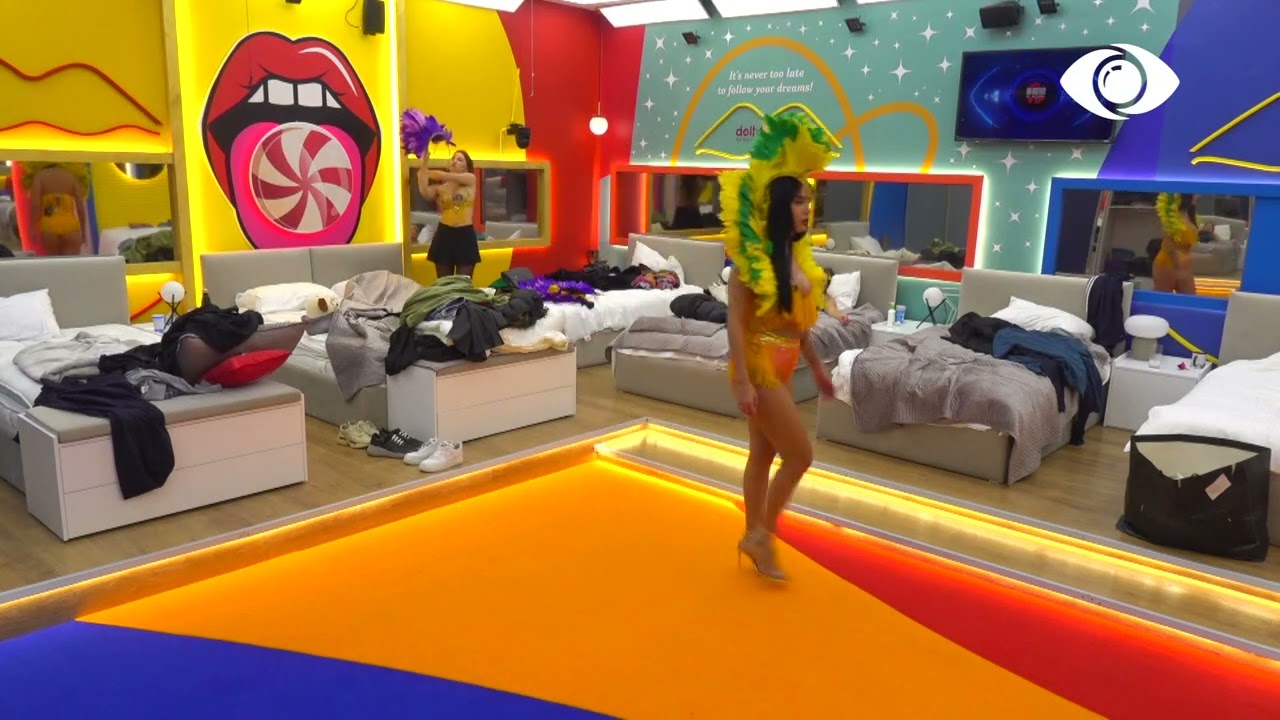 Atmosferë latine në shtëpi, vajzat janë gati për festë