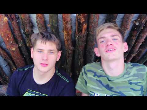 Lagerbau (S1/E3) Dach und Seitenwänden am Gruppen Shelter bauen/ Schulz und Niklas im Wald