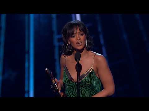 Rihanna Wins Billboard Chart Achievement Award - BBMA 2016