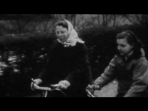 Prinsessen Beatrix en Prinses Irene op de fiets naar school (1947)