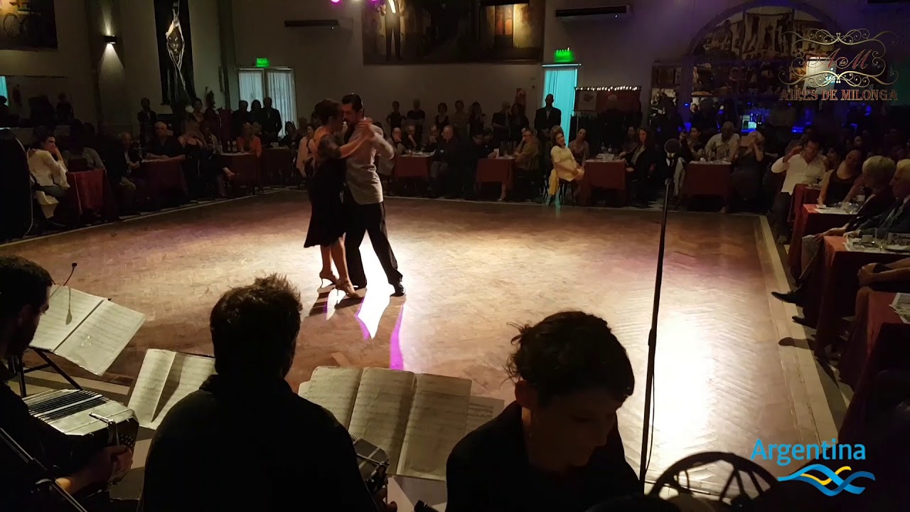 Bailar con orquesta Villa Urquiza. Corina de La Rosa y Alejandro Andrian