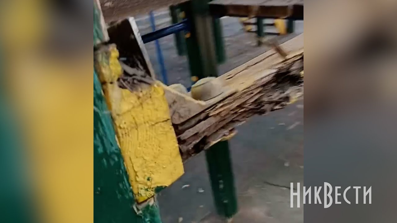 Занедбаний дитячий майданчик у містечку &laquo;Казка&raquo;