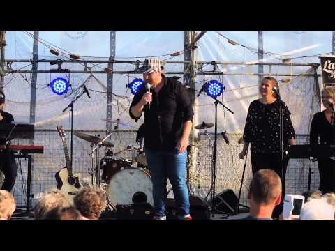 Sjungande rörläggaren Johan Stjernqvist  charmar igen...på Hälleviks allsång