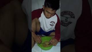 preview picture of video 'Nafsu membara makan mie'