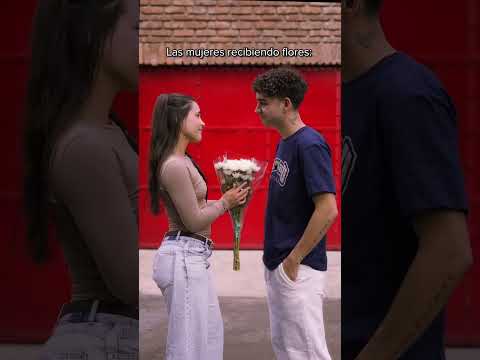 Mujeres recibiendo flores vs. Hombres recibiendo flores… 🌹💔 #shorts #yoloaventuras