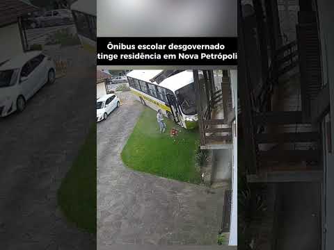 Ônibus escolar desgovernado atinge residência em Nova Petrópolis/RS #fy #foryou #riograndedosul