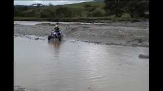preview picture of video 'Caida en cuatrimoto en el rio de La pintada Yamaha YFZ 450 by Korp'