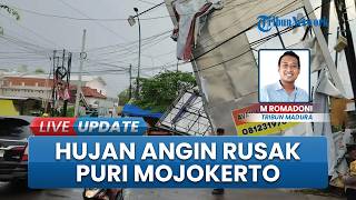 Hujan Deras Disertai Angin Kencang di Puri Mojokerto, 2 Reklame Roboh Menimpa Mobil Warga