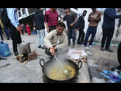 ग्यास नपाएको भन्दै सडकमै खाना पकाएर विरोध