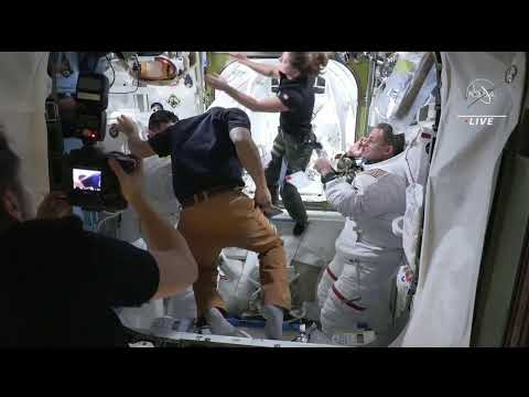 라이브: 우주 비행사들이 우주 유영을 위해 ISS에서 나옵니다.