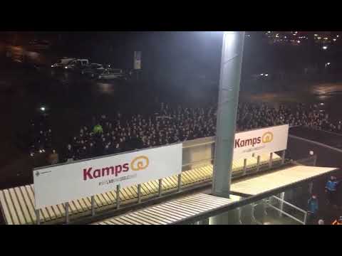 Borussia Mönchengladbach-Fans feiern Derbysieg beim Geisterspiel.