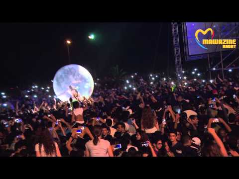 Akon dans sa bulle dans la foule