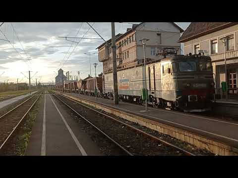 EA 330 al CFR Marfă tranzitează Miercurea-Ciuc cu o naveta de piatră sparta.