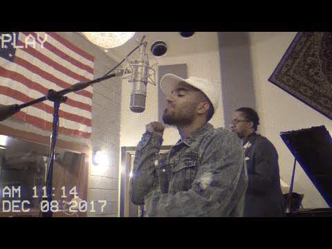 Futuristic - Grandmas Song ft. Knova (LIVE with The Color 8)