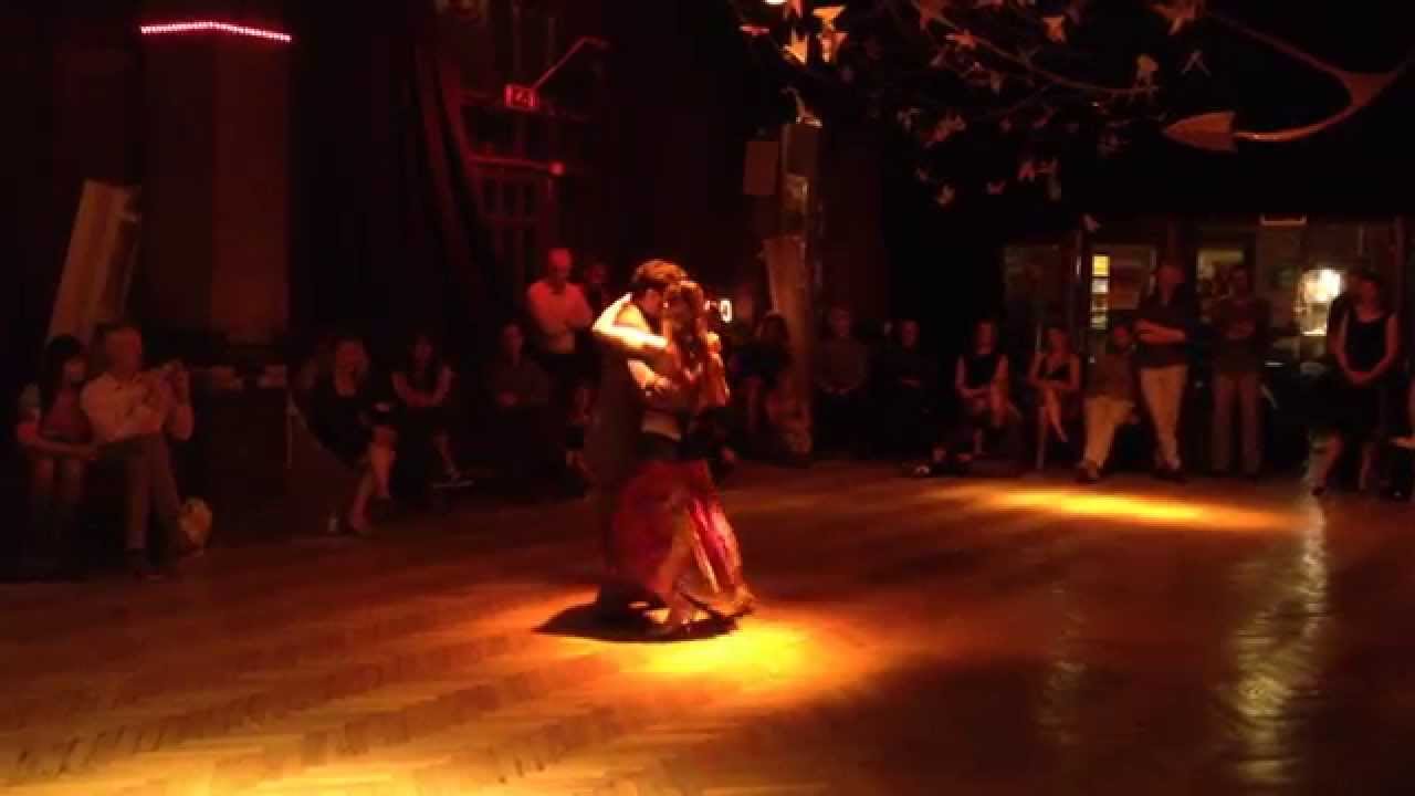 Karin Solana Brennan en Sebastian Arrua / Tus Labios Me Diran