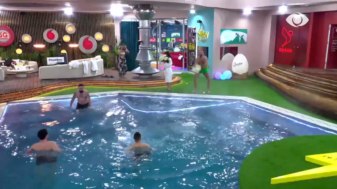 Banorët lahen në pishinë, Loredana iu hedh trëndafila