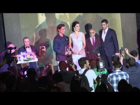 Çağatay Ulusoy ile Bergüzar Korel aynı sahneyi paylaştı