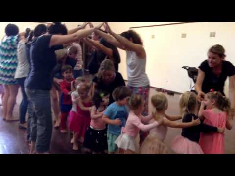download lagu mp3 mp4 Kindy Dance, download lagu Kindy Dance gratis, unduh video klip Kindy Dance