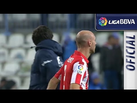 Aficionados del Málaga pidiendo la dimisión de Schuster