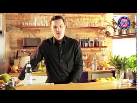 Bartender Stephan Hinz mixt den Brohler Cocktail Prickelnder Holunder Kick HD