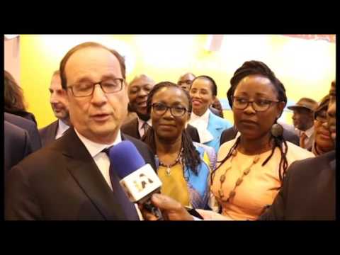 Le Président François Hollande visite le stand de la Fondation Children Of Africa
