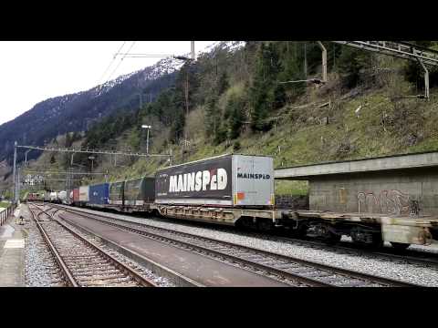 Re 4/4 + Re 6/6 CON CARRI MERCI + Re 4/4 IN SPINTA : WASSEN (CH) 25 - 4 - 2015.