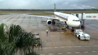 preview picture of video 'Brisbane Airport, Australia     preparing the plane for a new flight'