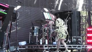 Little Dragon-Shuffle a Dream live at Lollapalooza 2012