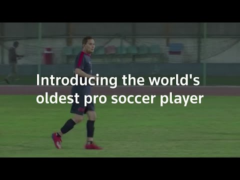 エジプトのおじいちゃんが世界最高齢のサッカー選手に (Egypt grandpa becomes world's oldest soccer pro)