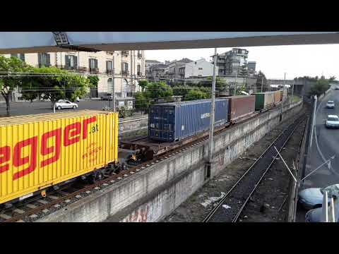 E652-003 old in transito con treno merci nothegger nei pressi della vecchia stazione di acireale