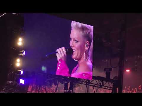 Foo Fighters, Pink and Queen - Somebody to Love