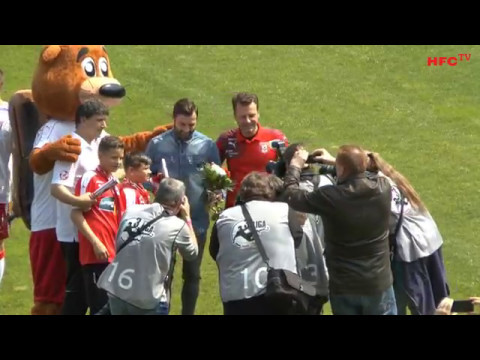 37. Spieltag: Verabschiedung der Spieler vor dem Spiel Hallescher FC - SV Wehen Wiesbaden