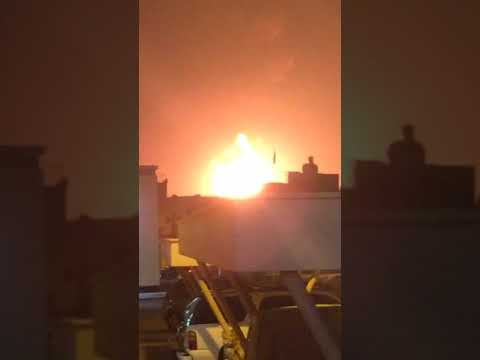 بالفيديو والصور .. حريق ضخم بسوق واقف .. والداخلية: انفجار بأنبوب نفط ولا إصابات