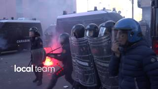 Scontri a Napoli, molotov contro i blindati dei carabinieri