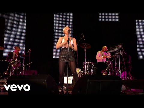 Robyn - With Every Heartbeat (Live from Radio 1 Big Weekend, Maidstone, UK / 10th May 2008)