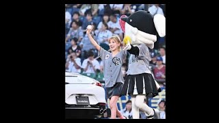 元ＡＫＢ４８の岡田奈々が人生初の始球式　ピンクのグローブでマウンドへ[24/24]
