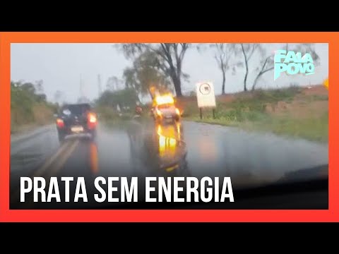Moradores de Prata ficaram sem energia depois de chuva forte; quatro torres foram danificadas
