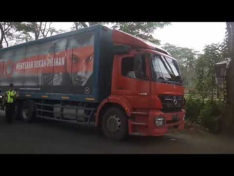 rombongan truk gudang garam terjebak macet karena ada demo para supir truk (ruu odol)