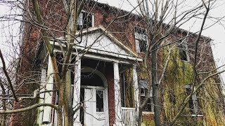 Collapsing ABANDONED House Built in 1775 w/ Neat Staircase