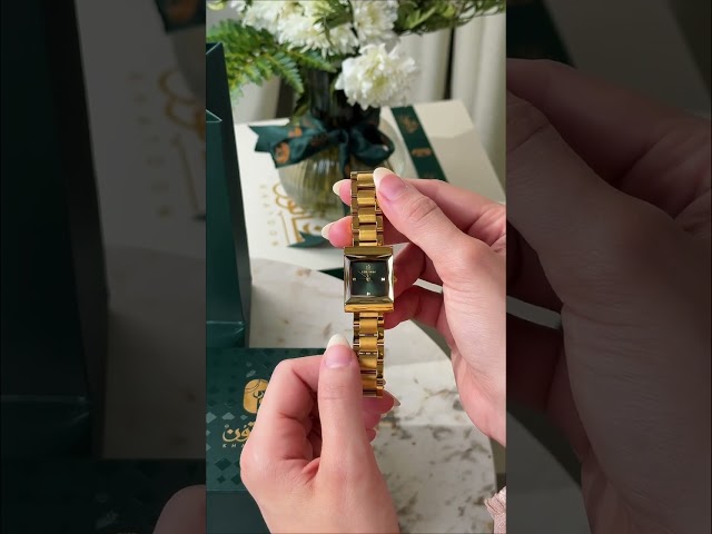 ساعة خاتون الذهبية تصميم هندسي عصري بميناء أخضر
