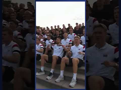 Les joueurs norvégiens RAMENT avec leurs supporters pour fêter leur retour