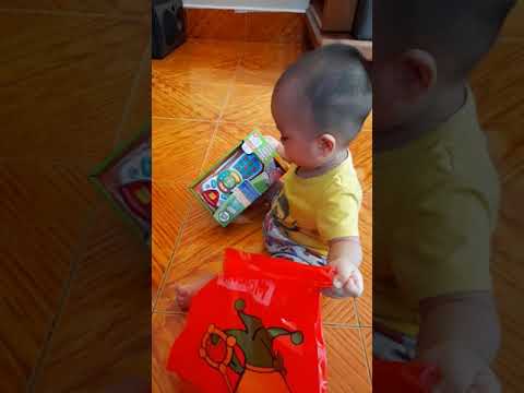 SuBin đập hộp quà sinh nhật 1 tuổi bố mua tặng