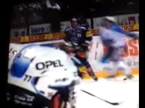 25.01.2012 EV Zug - Fribourg Gottéron 4:5 n.V. Foul von Joel Kwiatkowski gegen Timo Helbling