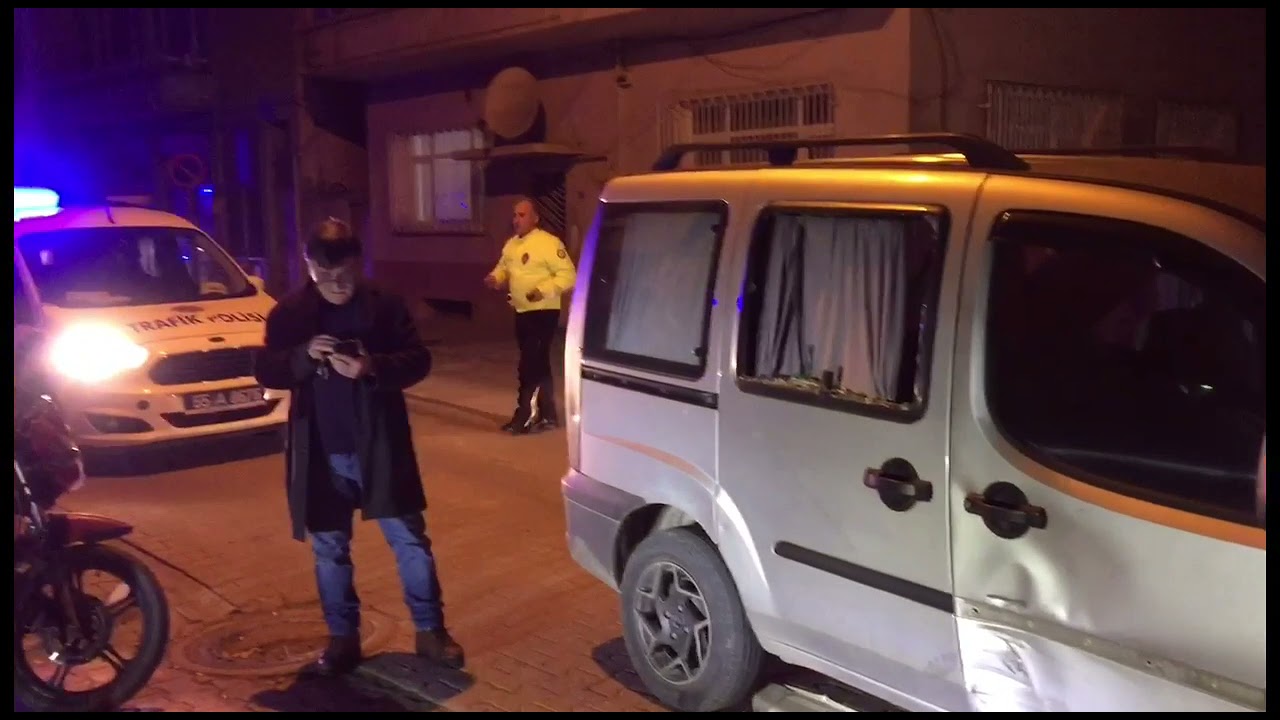 Ara Sokaktan Çıkan Motosiklet Minivana Çarptı: 2 Yaralı