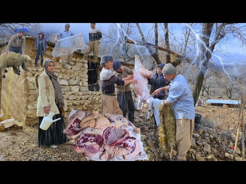 ⛈️Nomadic life and fighting the rain❄️🥩; Nomadic slaughtering and butchering sheep in heavy rain🌧️🐑