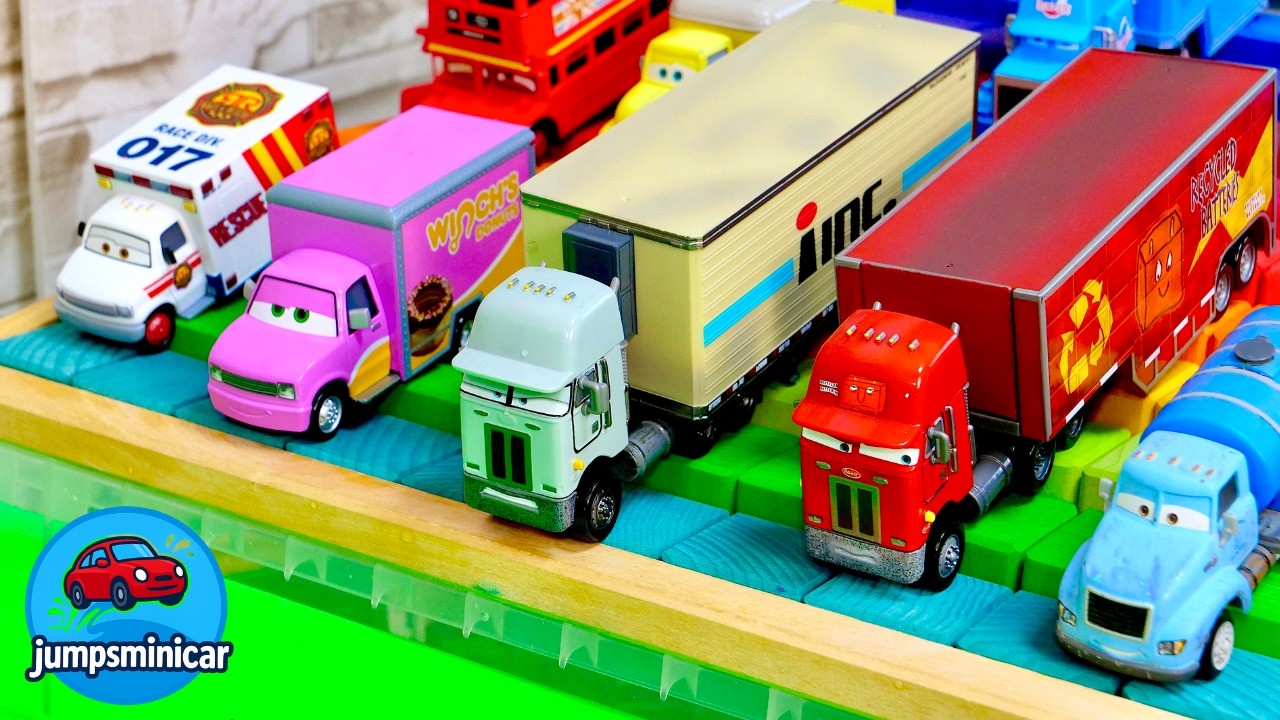 Disney Pixar Cars ☆おっきなカーズのミニカーがカラフルな階段を転がって水に落ちちゃう♪