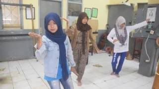 Download lagu Tari Kontemporer EMKA-9 Ka'asih Indung [STM YPK 77] mp3