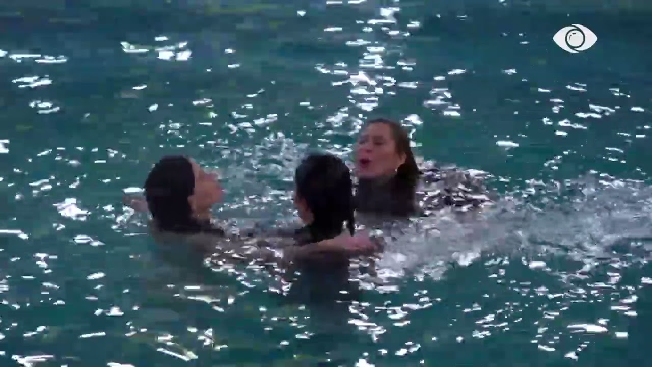 Të bëjmë bombë uji.../ Arta, Vesa dhe Ledjona hidhen në pishinë